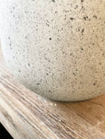 Indlæs billede i gallerivisning, Stilren COAL-krukke i grå beton med rustikt look, Ø28 cm, H30 cm – frostsikker og velegnet til både indendørs og udendørs brug.
