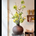 Indlæs billede i gallerivisning, Hortensia Silkeblomster Dekoration – Vedligeholdelsesfri Elegance i Rustik Metalvase
