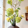 Indlæs billede i gallerivisning, Hortensia Silkeblomster Dekoration – Vedligeholdelsesfri Elegance i Rustik Metalvase
