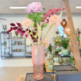 Indlæs billede i gallerivisning, Pæon Silkeblomst Dekoration – Romantisk Elegance i Rosa Glasvase
