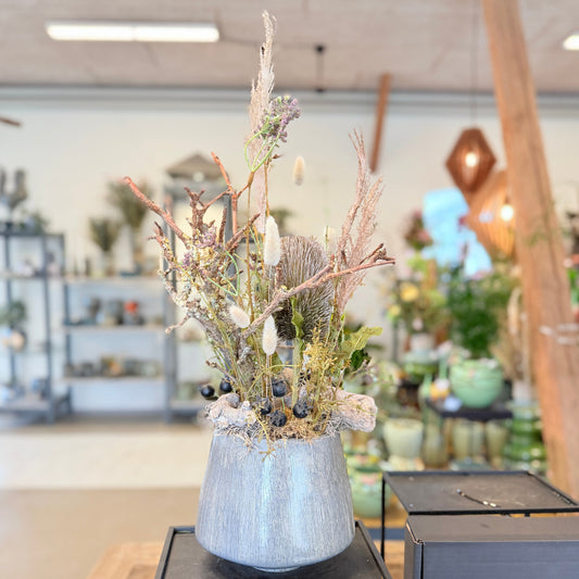 Tørret Blomsterdekoration – Rustik Nordisk Elegance i Grå Keramikvase