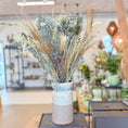 Indlæs billede i gallerivisning, Tørret Blomsterdekoration med Eucalyptus – Nordisk Elegance i Keramikvase
