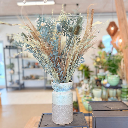 Tørret Blomsterdekoration med Eucalyptus – Nordisk Elegance i Keramikvase