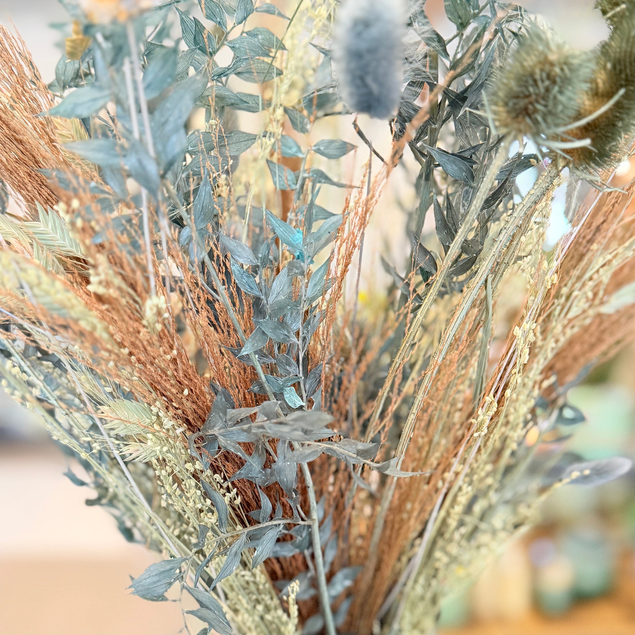 Tørret Blomsterdekoration med Eucalyptus – Nordisk Elegance i Keramikvase