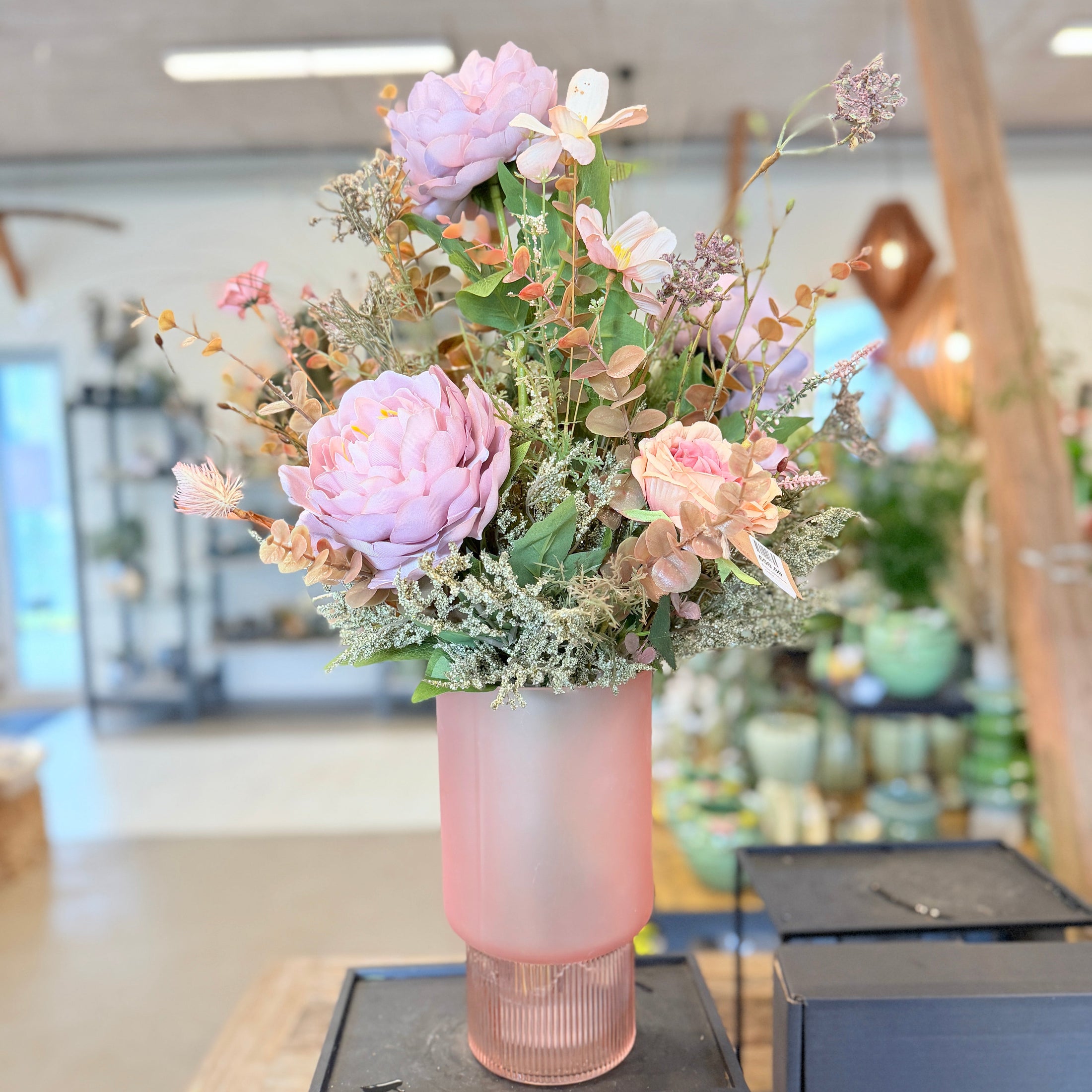 Silkeblomst Dekoration med Pæoner og Roser – Romantisk Elegance i Rosa Glasvase