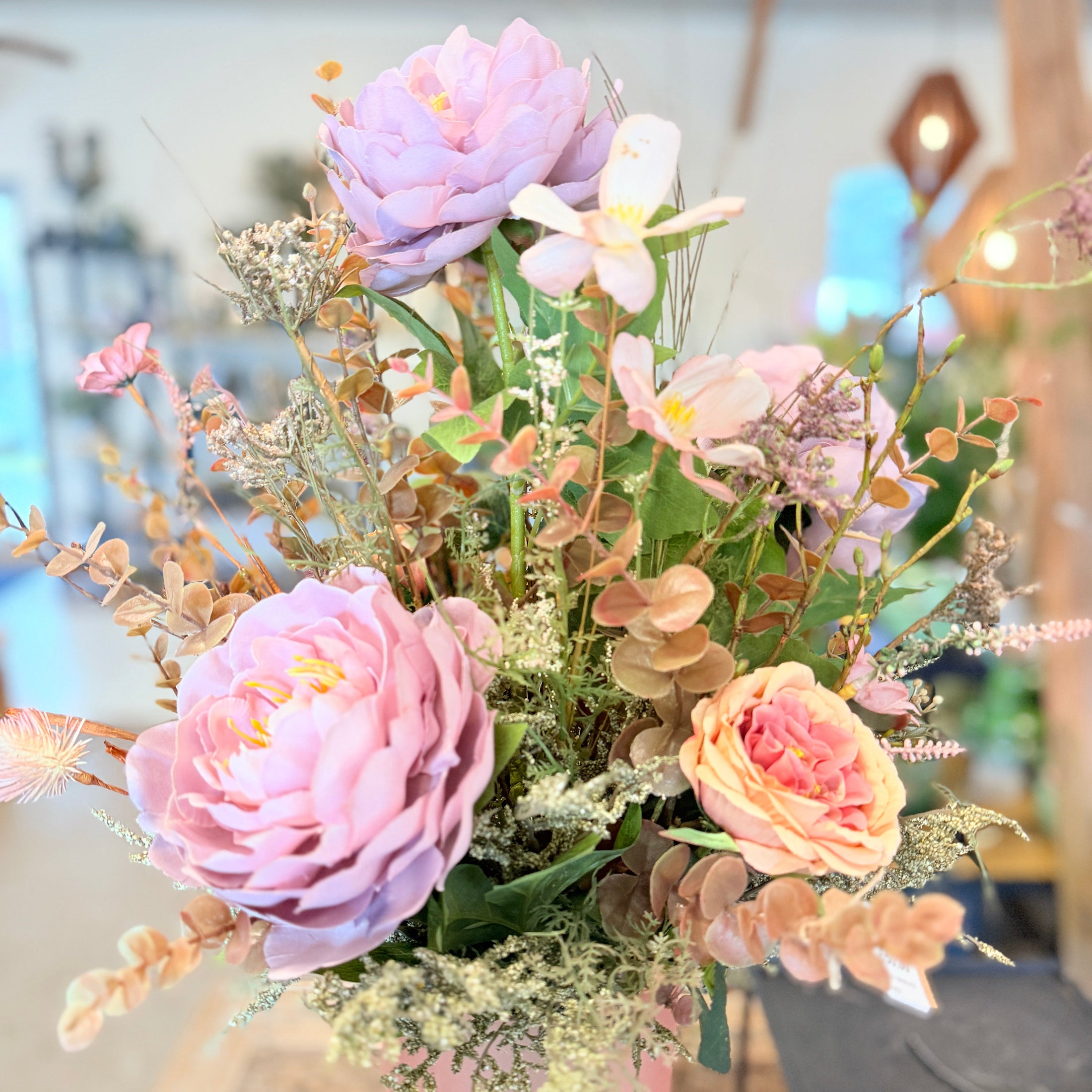 Silkeblomst Dekoration med Pæoner og Roser – Romantisk Elegance i Rosa Glasvase