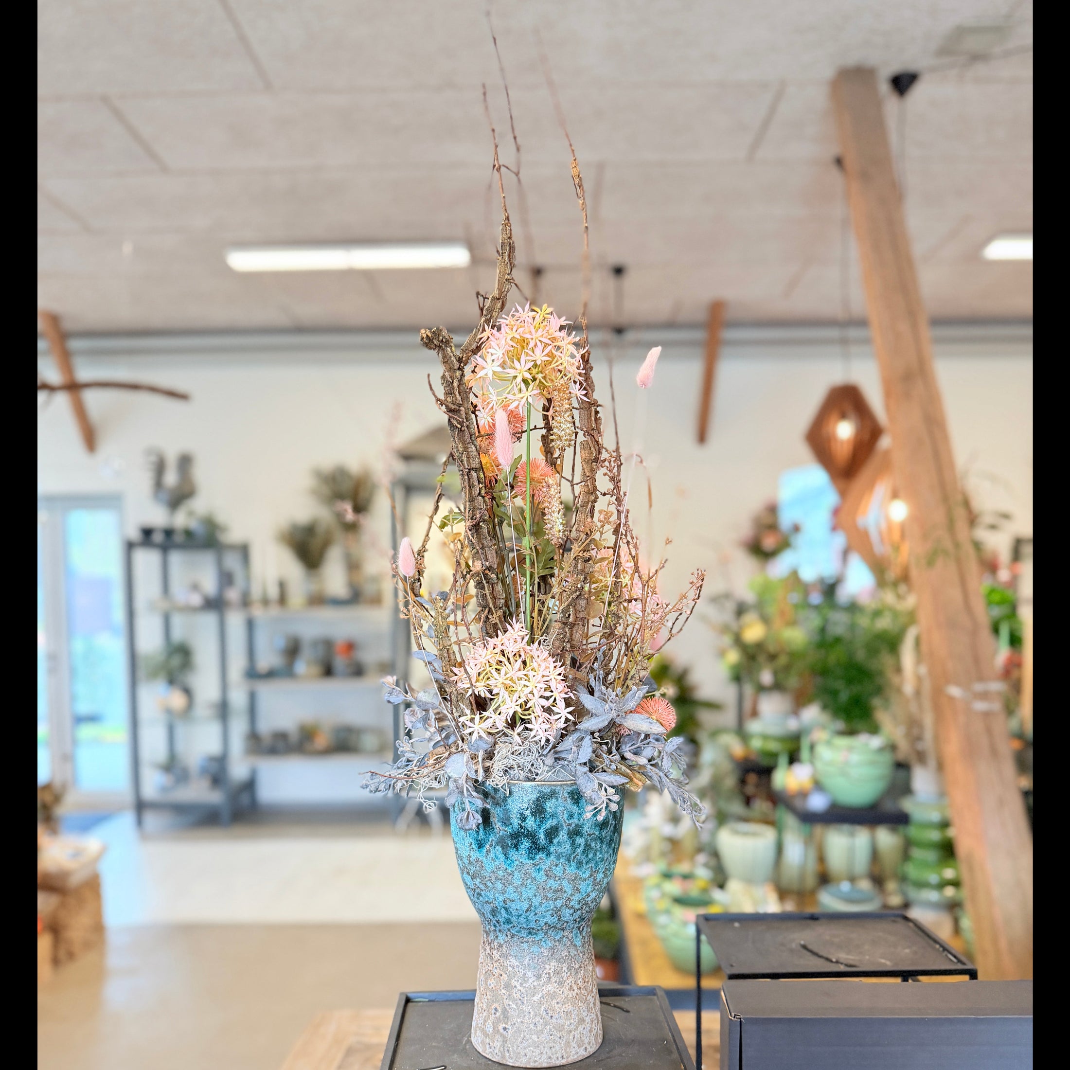 Tørret Blomsterdekoration med Grene – Skulpturel Elegance i Turkis Keramikvase