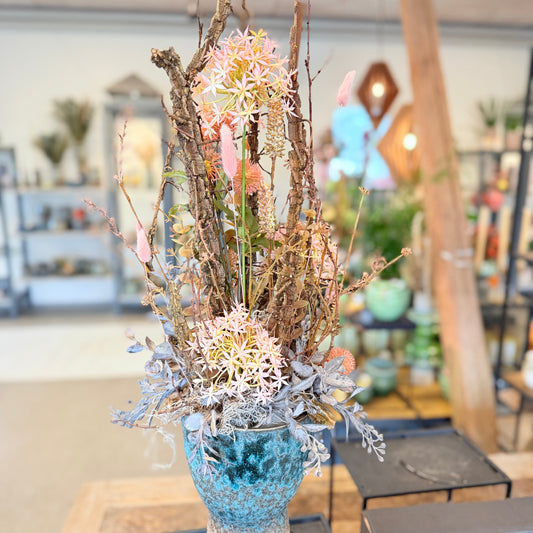 Tørret Blomsterdekoration med Grene – Skulpturel Elegance i Turkis Keramikvase