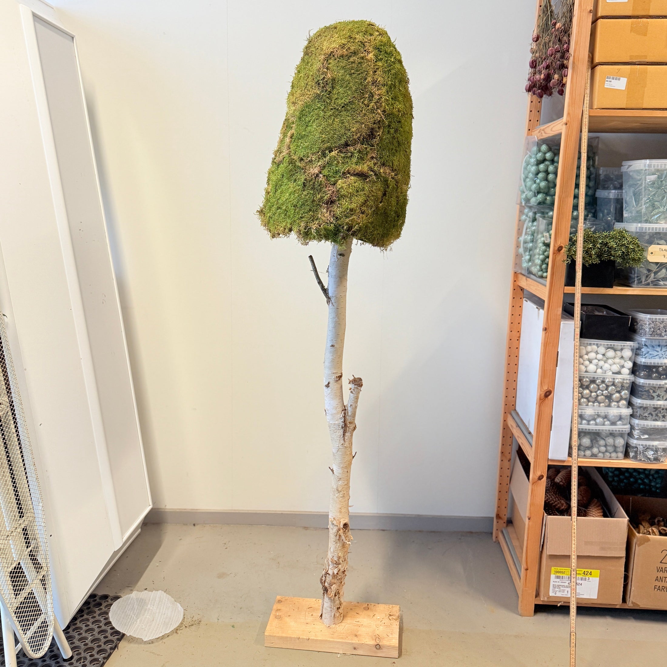 Mos-/birkeskulptur på træstamme – 175 cm