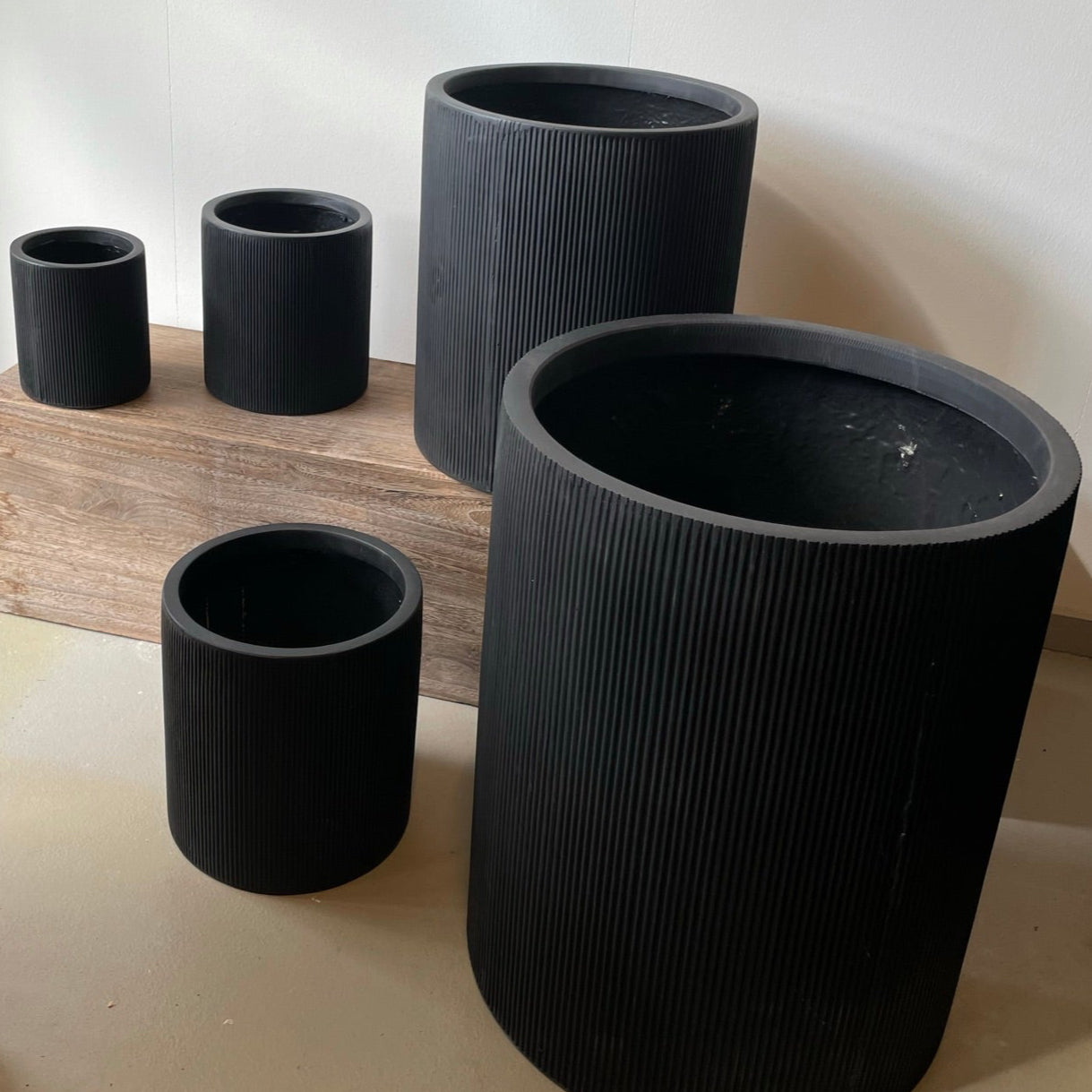 Rund sort krukke fra DECOPLANTs LIGHT-serie, Ø35 x H40 cm, med moderne design og mat overflade med lodrette riller.