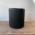 Indlæs billede i gallerivisning, LIGHT krukke Ø20 x H22 cm i matsort finish - Elegant rund potte med lodrette riller, ideel til både indendørs og udendørs brug.
