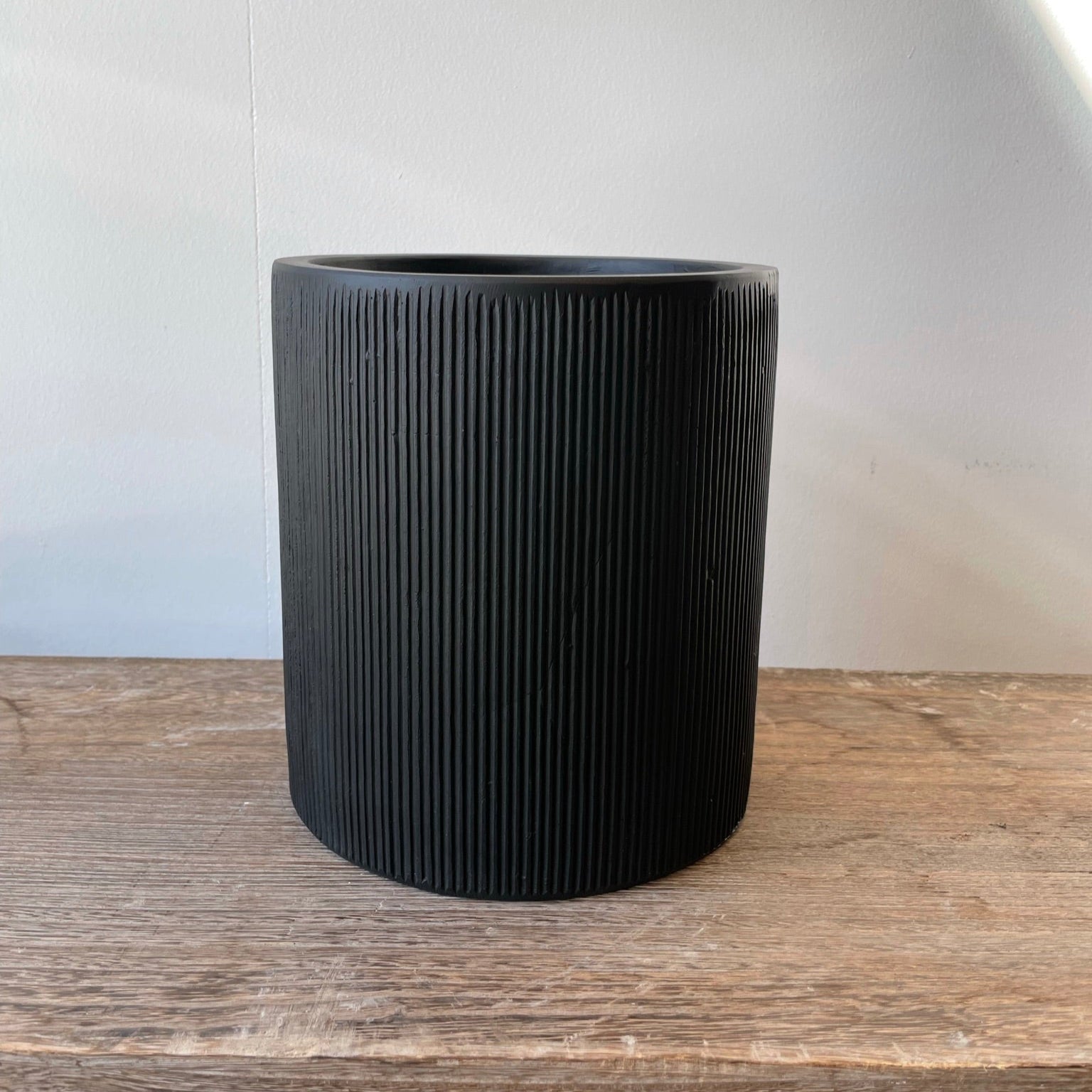 LIGHT krukke Ø20 x H22 cm i matsort finish - Elegant rund potte med lodrette riller, ideel til både indendørs og udendørs brug.