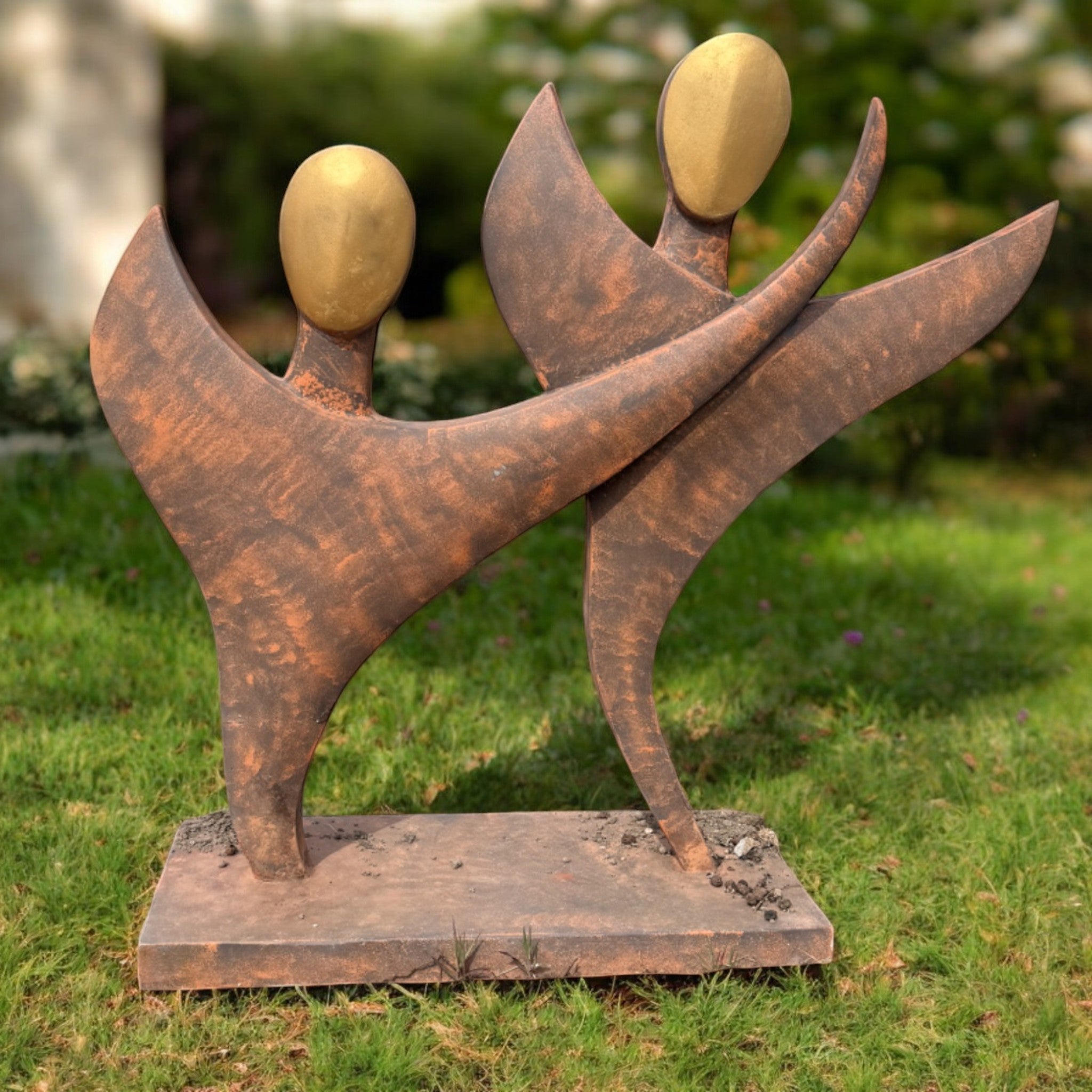 Forbundet - Rustfarvet skulptur i stiliseret form, 120 cm høj, der symboliserer samhørighed og bevægelse, designet til udendørs og indendørs brug.