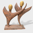 Indlæs billede i gallerivisning, Rustfarvet skulptur 'Forbundet' i stiliseret form, 120 cm høj, symboliserer samhørighed og bevægelse, velegnet til både udendørs og indendørs brug.
