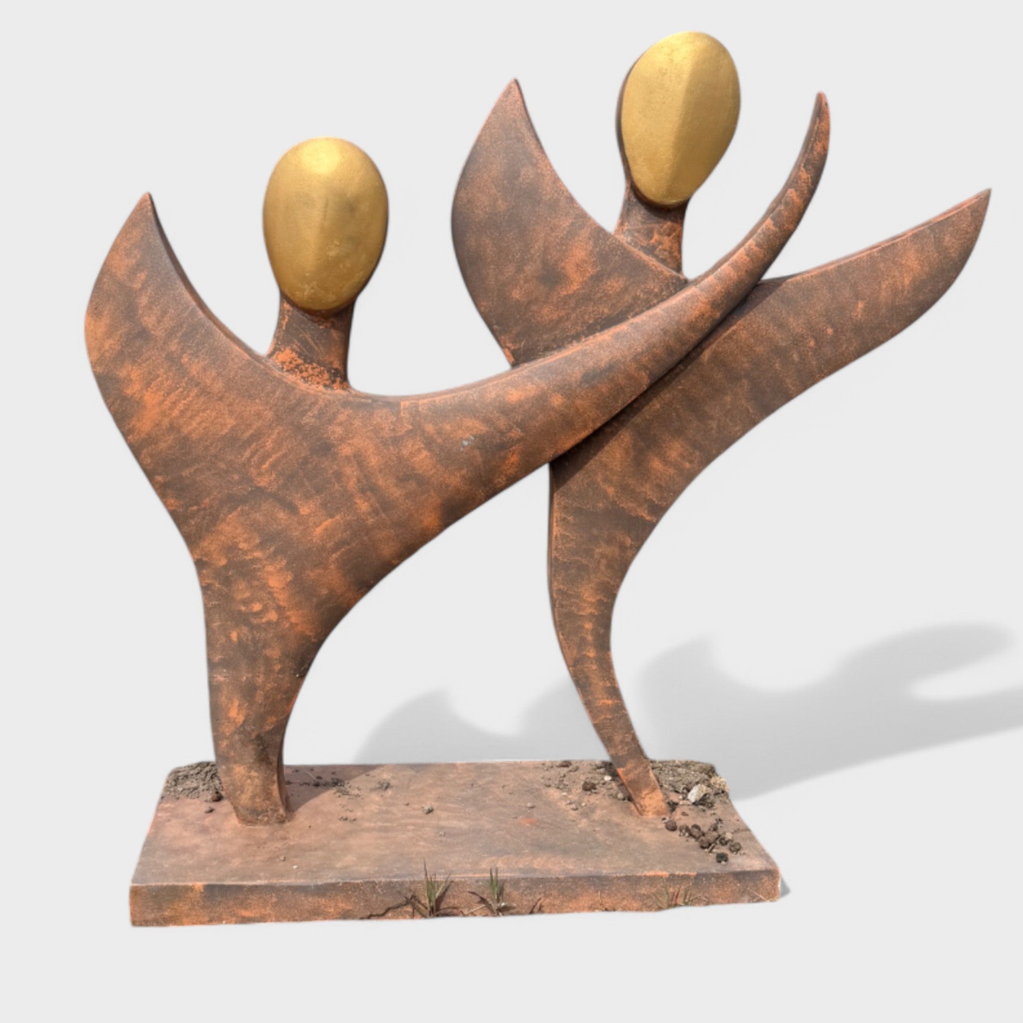 Rustfarvet skulptur 'Forbundet' i stiliseret form, 120 cm høj, symboliserer samhørighed og bevægelse, velegnet til både udendørs og indendørs brug.