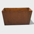 Indlæs billede i gallerivisning, Rust plantekumme i cortenstål, 90x30x55 cm, ideel til større planter og rumopdeling, med smuk rustpatina og holdbarhed til udendørs brug.
