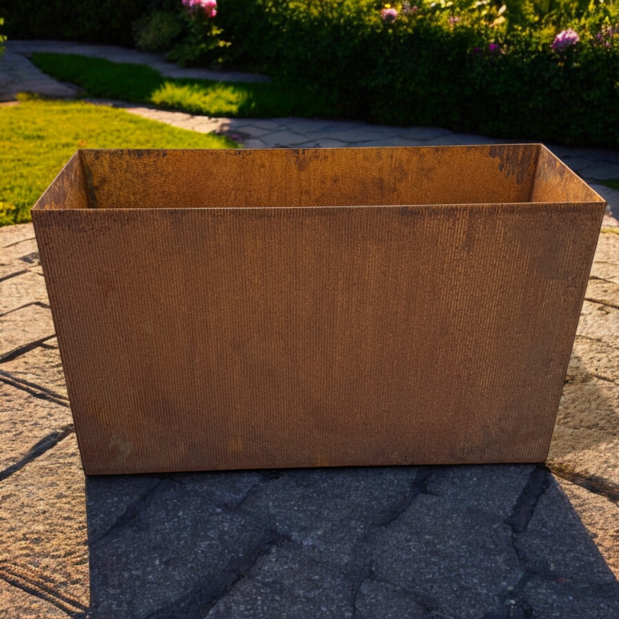 Rustik plantekumme i cortenstål, mål 90x30x55 cm, perfekt til større planter og rumopdeling, med smuk rustpatina og vejrbestandig design.