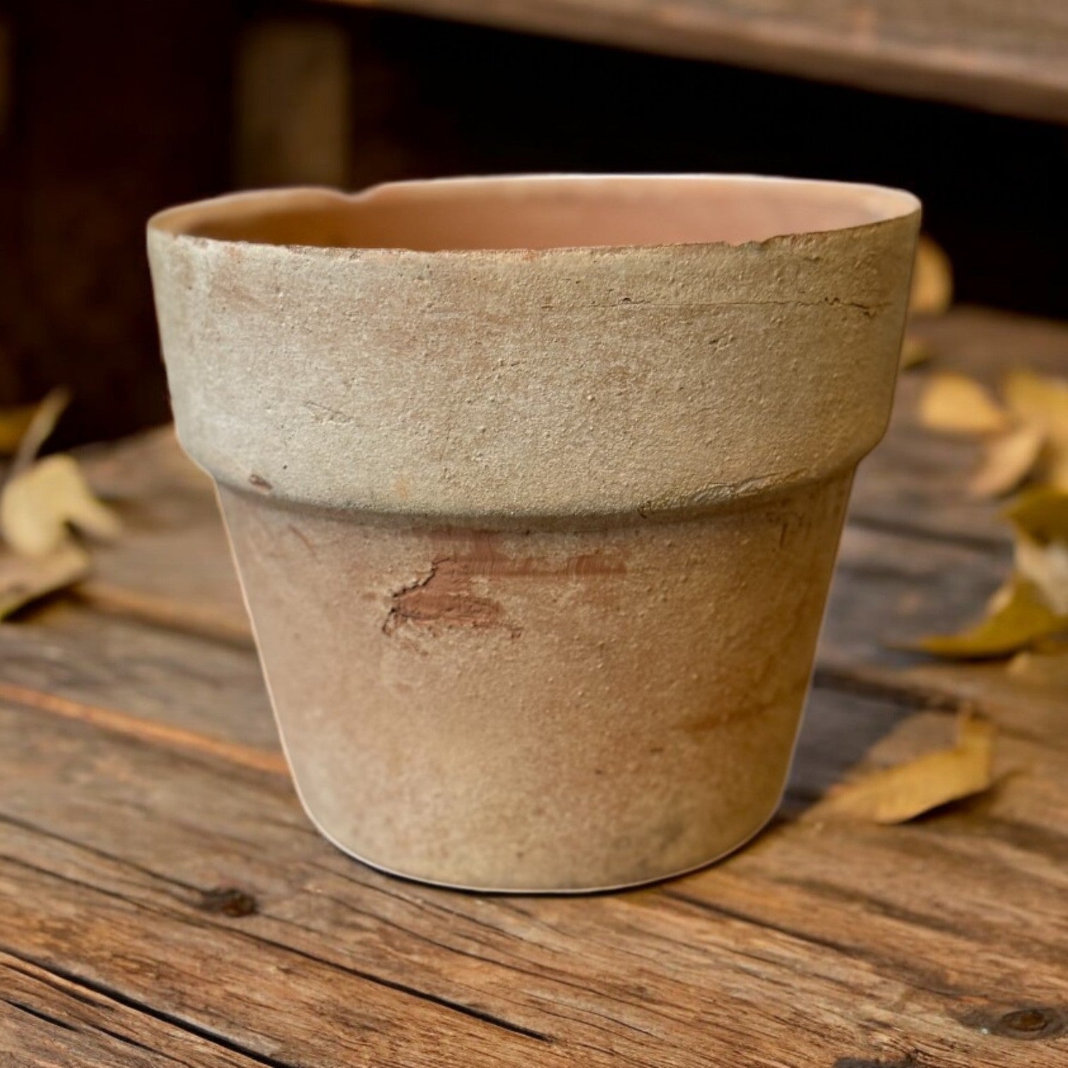Terracotta krukke i patineret look, Ø14 cm, velegnet til udendørs brug, perfekt til planter som krydderurter og blomster, med en rustik håndlavet æstetik.