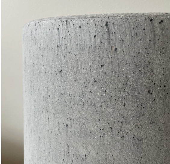 CEMENT NISTRET krukke Ø55 x H60 cm – rustik betonkrukke med nistet design, ideel til store grønne planter og små træer.